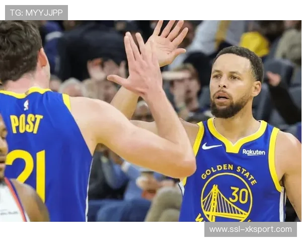 “终场哨响，库里与巴特勒击掌相庆，勇士主场沸腾”
